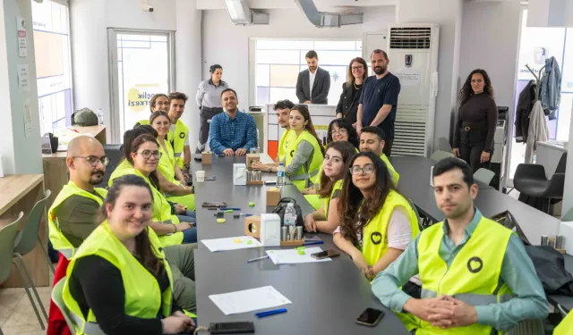 İzmir'deki AHBAP üyeleri Gülşah Durbay Gençlik Merkezi’ne üye oldu