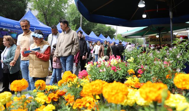 Bayındır’da Çiçek Festivali coşkusu tam gaz: Sokaklar ziyaretçilerle doldu!