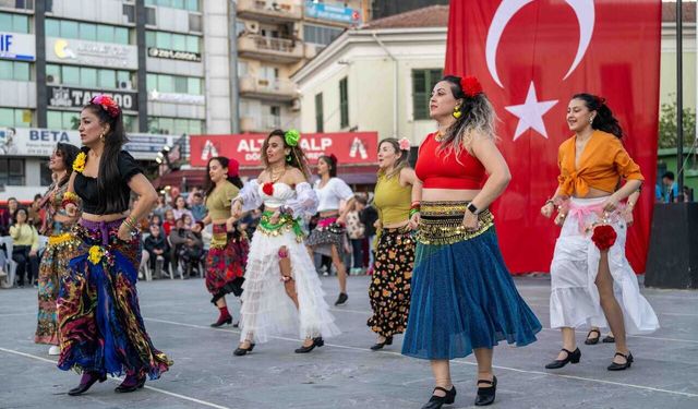 Bornova Cumhuriyet Meydanı dansla doldu