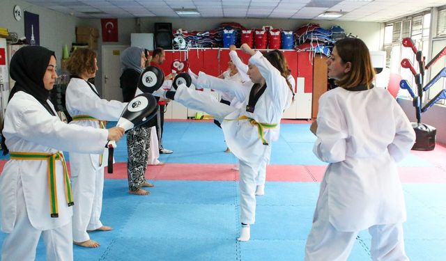 Kadınlar İzmir Büyükşehir'in tekvando kurslarına yoğun ilgi gösterdi