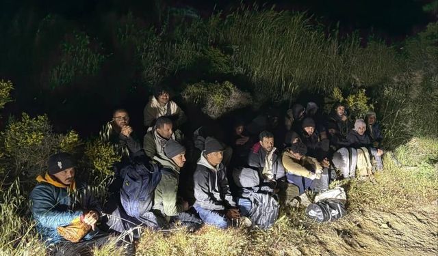 Çeşme’de kaçış girişimi engellendi: 21 düzensiz göçmen yakalandı, 1 organizatör tutuklandı