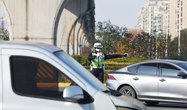 Çin’de insansı robotlar trafik yönetimine başladı