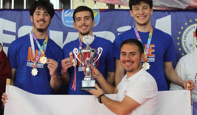 İzmir Ekonomi 'eskrim'de Türkiye şampiyonu