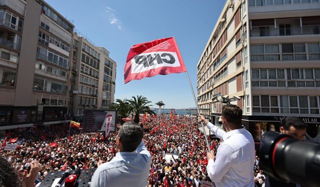 İki cephe arasında 'sayı' gerilimi: Özgür Özel'in İzmir mitingine kaç kişi katıldı?