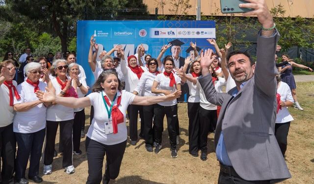 İzmir’de 3. Yaş Üniversiteleri şenlikte buluştu
