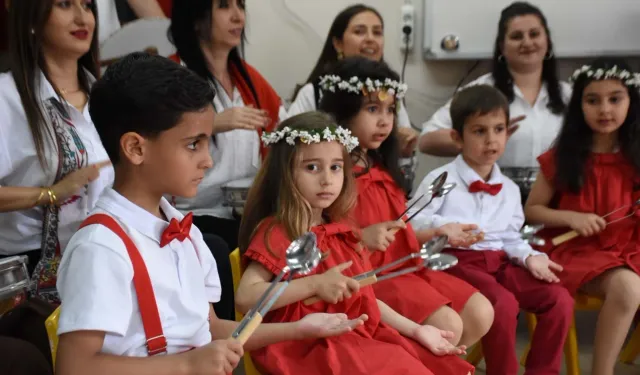 İzmir’de anneler darbuka çaldı, çocuklar ritim tuttu