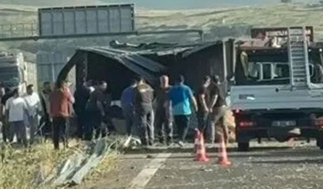 İzmir'de lastiği patlayan tır, bariyerlere çarpıp devrildi: 2 ölü