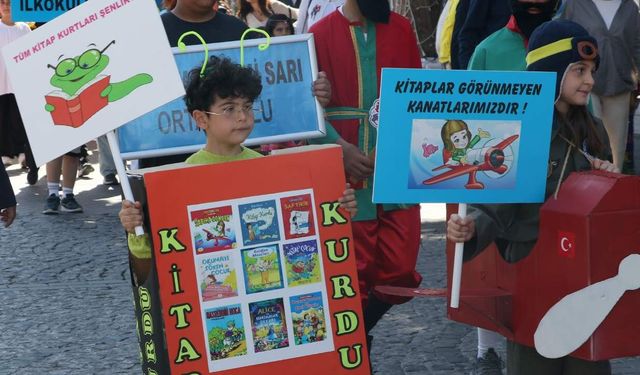 İzmir’de renkli kitap şenliği