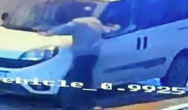 İzmir'de skandal görüntü: Araçlara tek tek zarar verdi