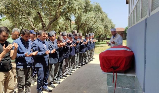 İzmir'de vefat eden Kıbrıs gazisi Mehmet Duru son yolculuğuna uğurlandı