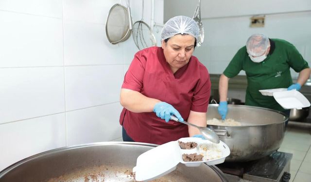Konak'ta dayanışma sofralara taşındı