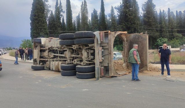 İzmir'de kum yüklü kamyonun devrilmesi sonucu sürücü yaralandı