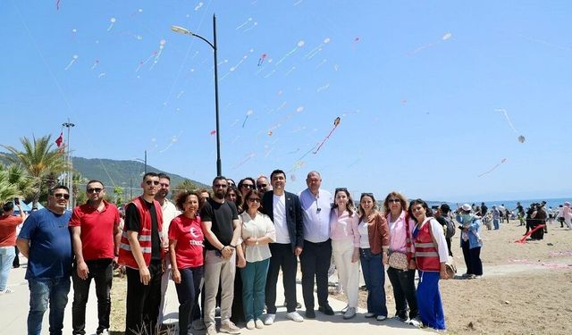 Menderes’te uçurtma şöleni: Gökyüzü rengarenk oldu