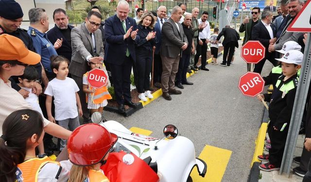 Menemen'de çocuklar için trafik eğitim parkuru açıldı