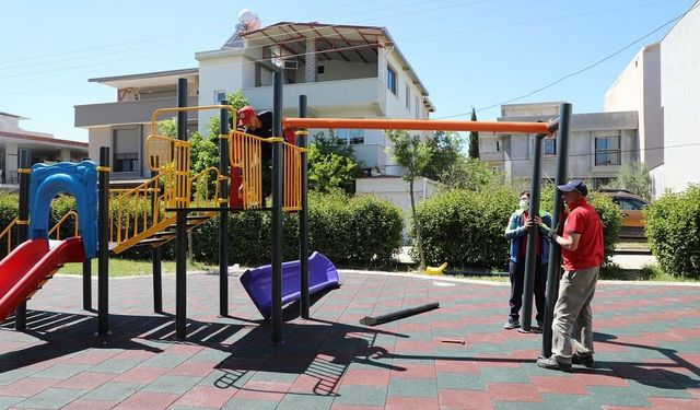 Park yenileme çalışmaları Menderes’te sürüyor