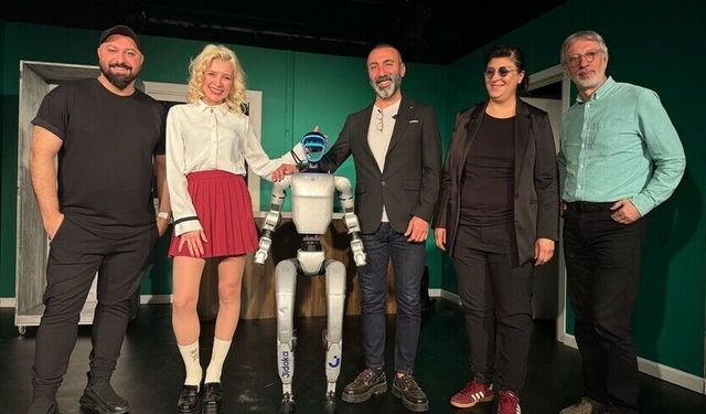 Yapay zeka destekli insansı robot tiyatro sahnesine çıkacak