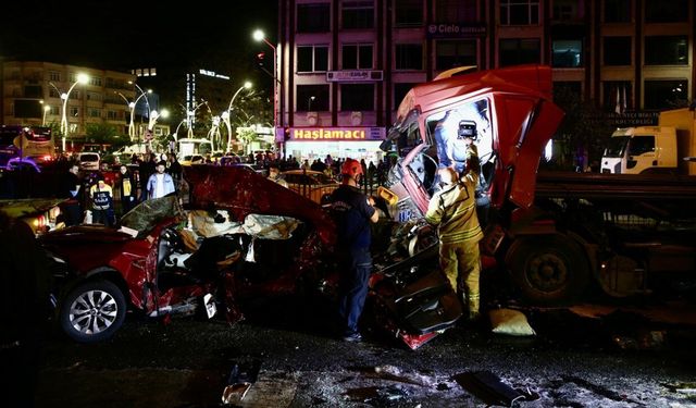 Tır ve iki otomobilin çarpıştığı kazada can pazarı yaşandı: 5 ölü, 6 yaralı