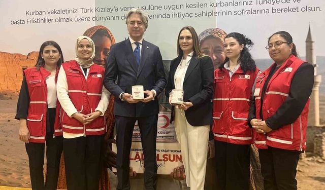 Türk Kızılay Genel Başkanı Yılmaz, İzmir'de et kombina tesisini ziyaret etti