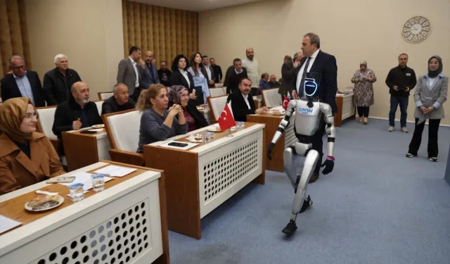 Türkiye’nin ilk nüfusa kayıtlı robotu meclis toplantısına katıldı