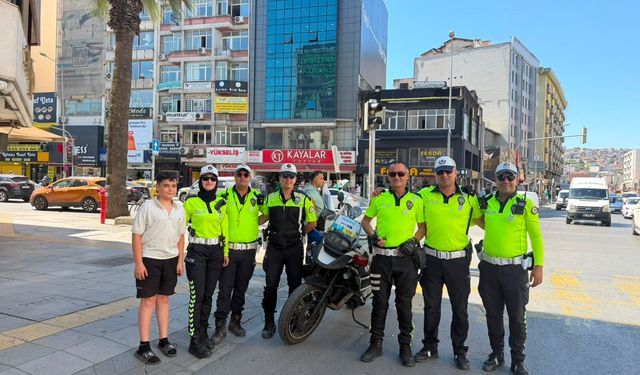 İzmir'in efsane trafik polisi Murat Dolu emekli oldu