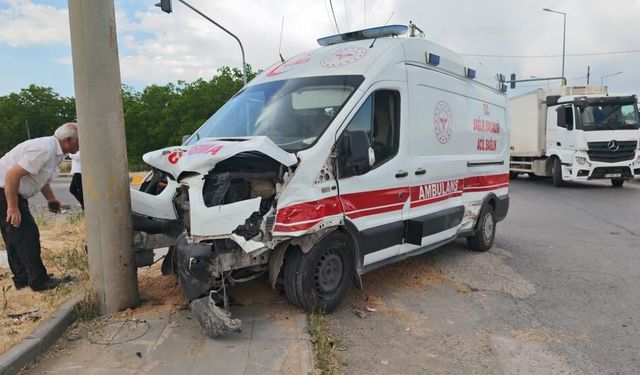 Ambulans ile otomobil çarpıştı: Çok sayıda yaralı var!