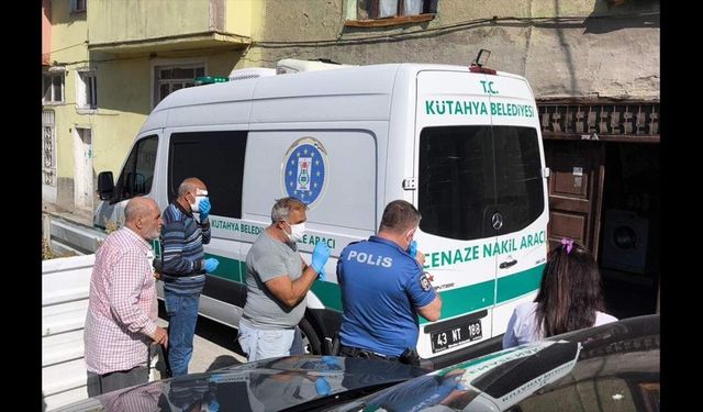 Annesinin cesediyle 15 gün aynı evde yaşadı