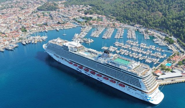 Aroya kruvaziyeri 2 bin 667 turistle limana demirledi