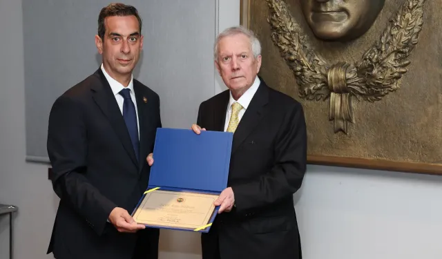 Fenerbahçe Başkanı Aziz Yıldırım mazbatasını aldı, yeni dönem resmen başladı