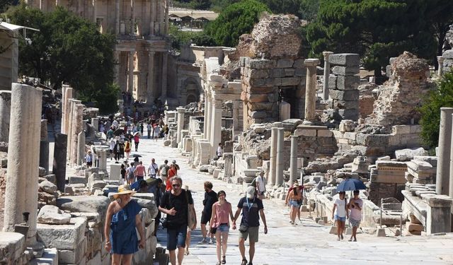 Bakan Ersoy paylaştı: Bayramda Efes'e ziyaretçi akını!