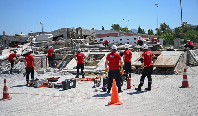 Bornova’nın ‘BAK’ ekibi hayat kurtarmak için tetikte!