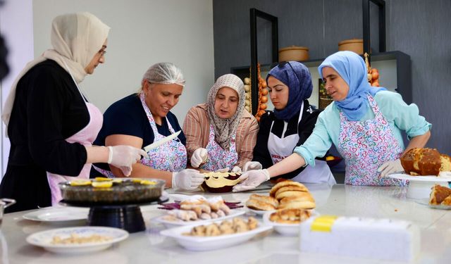 Bucalı kadınlar mutfakta hem öğreniyor hem üretiyor