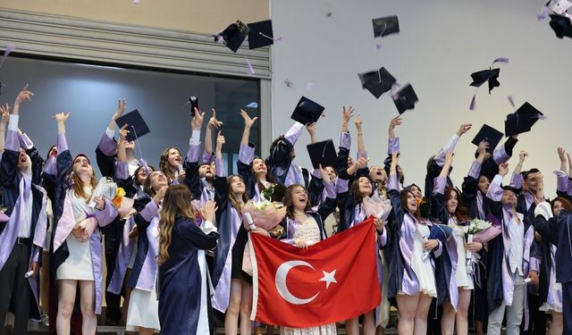 DEÜ Eğitim Fakültesi’nde mezuniyet coşkusu