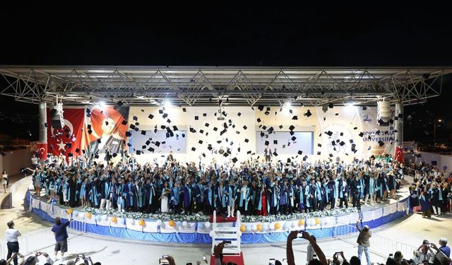 DEÜ İzmir Meslek Yüksekokulu mezunlarını uğurladı