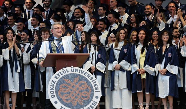 DEÜ Tıp Fakültesi’nde mezuniyet coşkusu
