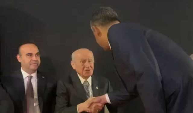 Devlet Bahçeli ve Özgür Özel aynı resepsiyonda tokalaştı!