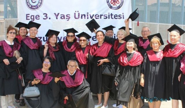EÜ 3. Yaş Üniversitesi'nde mezuniyet coşkusu