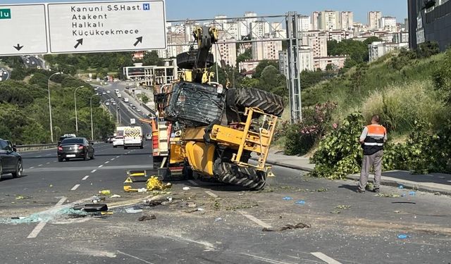 Feci kaza: İş makinesi taşıyan çekici devrildi, sürücü hayatını kaybetti