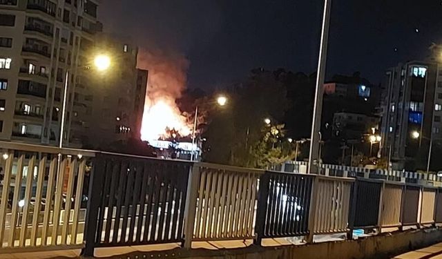İzmir Bayraklı’da yangın: Ekiplerin müdahalesi sürüyor!