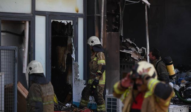 İzmir İtfaiyesi facianın önüne geçti: Bornova'daki depo yangını kontrol altında!