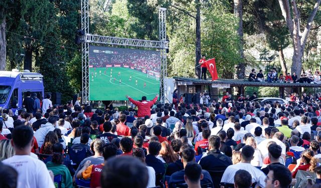 İzmir’de Dünya Kupası heyecanı meydanlara taşındı