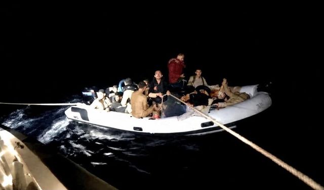 İzmir’de düzensiz göçmenlere geçit yok: Lastik bot durduruldu 18 kişi yakalandı
