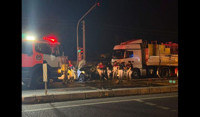 İzmir'de feci zincirleme kaza: Tır 4 aracı biçti, 5 kişi yaralandı