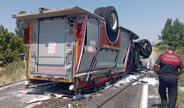 İzmir'de ihbara giden itfaiye aracı devrildi: 2 itfaiyeci yaralı!