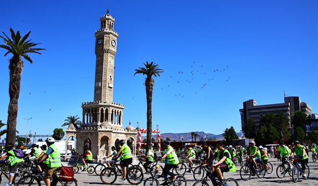 İzmir’de sağlıklı yaşam için pedal çevirdiler