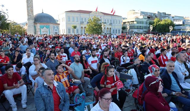 İzmirliler Konak Meydanı'nda milli heyecan için buluştu