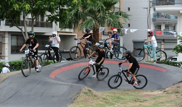 Karşıyaka’da pedallar gece döndü: Türkiye’nin ilk pump track yarışı yapıldı
