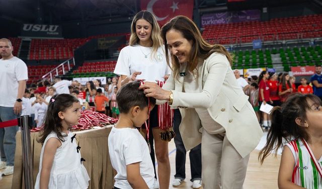 Karşıyaka’da spor şöleni: 3 bin 500 genç sezonu madalyayla kapattı