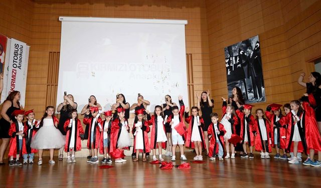 Kırmızı Otobüs'te mezuniyet coşkusu sahneye taşındı