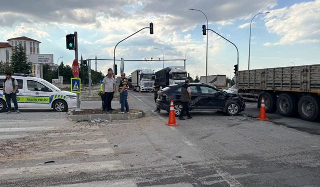 Korkutan kaza: Araçlar birbirine girdi, yaralılar var!