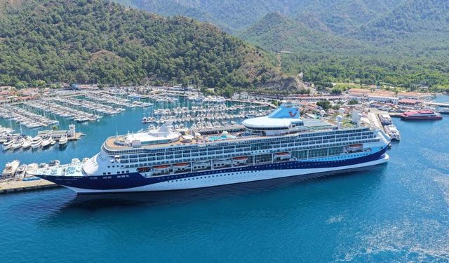 Marella Discovery 1750 turistle limana demir attı